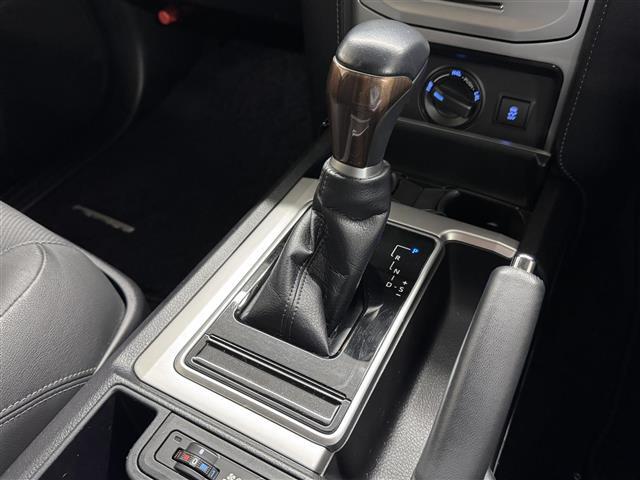 【フロアシフト】直感的な操作性や手に取りやすいレバー位置が特徴です。MTモードはエンジンブレーキやパワフルな加速を要する際など様々なケースで活躍。