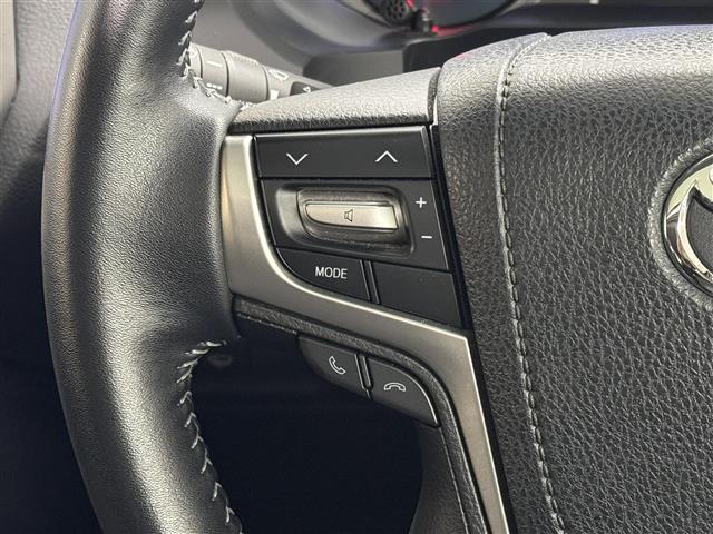 【ステアリングスイッチ】ナビやオーディオなどの操作の際、ハンドルや前方から手や目線を離さないで操作が可能。