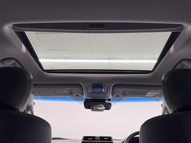 【ムーンルーフ】チルトUP・スライド電動式のムーンルーフが装着されております。車内の空気の入れ替えはもちろん、日光の取り入れや天体観測、などお楽しみいただけます。