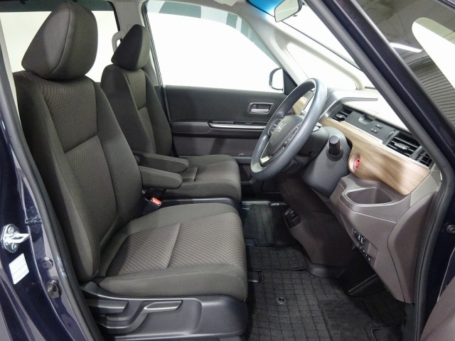 フロントシートはセパレートシートなので後席への移動ができます。またアームレストも装備されていますし運転席シートの高さも調整できます！