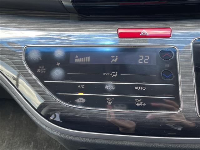 【オートエアコン】車内温度を感知して自動で温度調整が可能！いつでも快適な車内空間を創り上げます♪