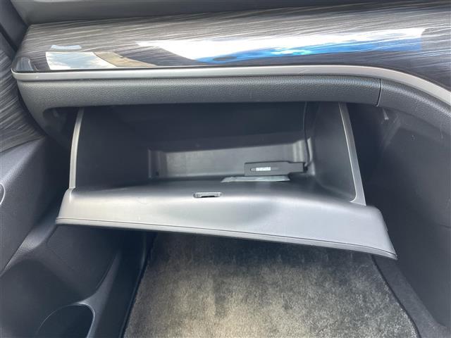 【グローブボックス】車検証ケースや、日頃使う小物類の収納に便利ですね！