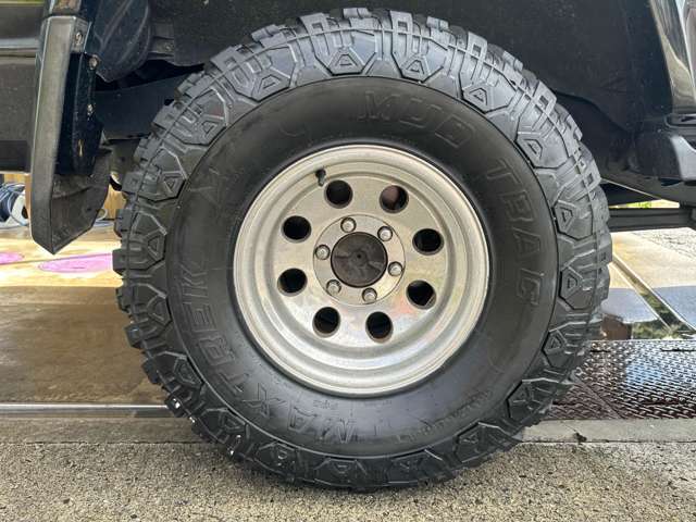 ミッキートンプソン15インチ　装備♪　（前後タイヤサイズ　33×12.5015LT）MAXTREK　MADTRAC