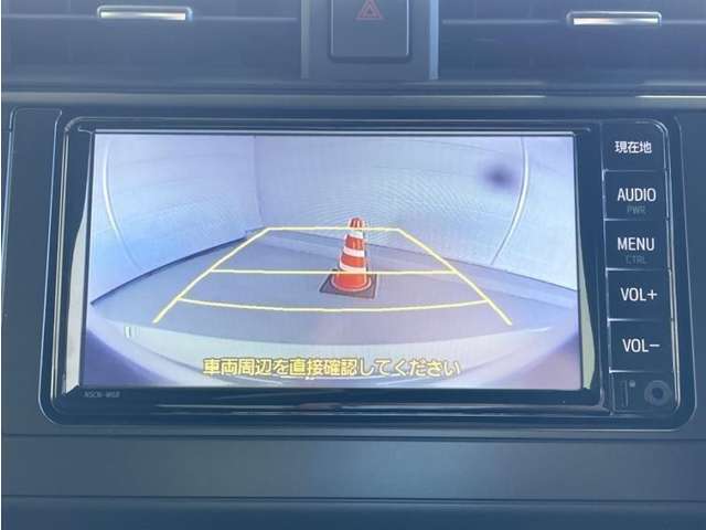 バックモニター付きです。車の後方に小型カメラが付いており、バックする際の後方の様子をモニター上に表示します。