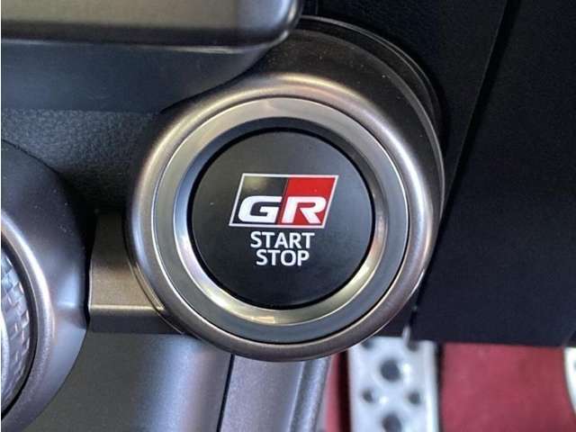 GR専用エンジンスタートボタンです。キーが車内にあれば、エンジンの始動・停止はブレーキを踏んでスイッチを押すだけ！キーを取り出す手間を省き、ワンプッシュでエンジンを操作するので簡単でスムーズです。