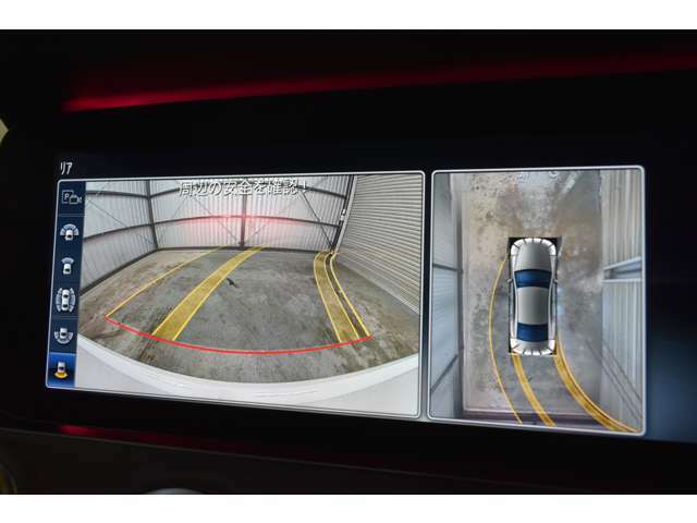 フロントグリル、左右のドアミラー、リアライセンスプレート上方に4つの広角・高解像度カメラを備え、合成処理された周囲の状況をモニターに表示し、車両周囲を俯瞰で直感的に把握できます。
