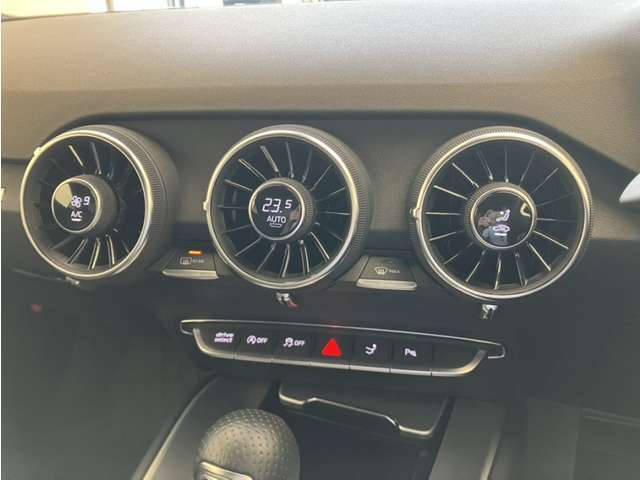 認定中古車保証が1年付いております。延長も可能です。詳しくは弊社Audiりんくう店へお問合せ下さい。※フリーダイヤル：0078-6002-591041