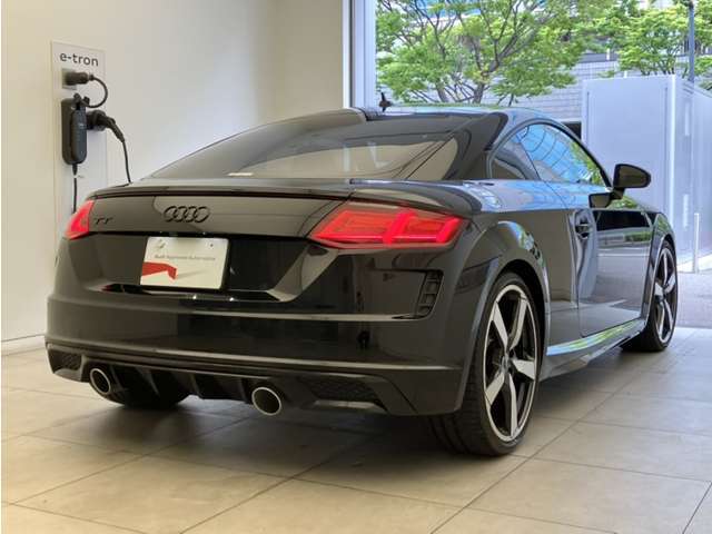 当店ではAudiの定める100項目に及ぶ納車前の法定点検整備を無料で実施後、ご納車しております。また、認定中古車の保証期間は販売会社によって異なりますが、当店では1年間の長期保証を無償付帯しております。