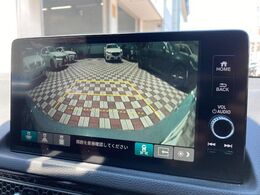 【バックカメラ】駐車時に後方がリアルタイム映像で確認できます。大型商業施設や立体駐車場での駐車時や、夜間のバック時に大活躍！運転スキルに関わらず、今や必須となった装備のひとつです！