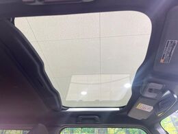 【ガラスルーフ】ガラスルーフ搭載で車内の解放感が一気にアップ！開放的なドライブをお楽しみいただけます。