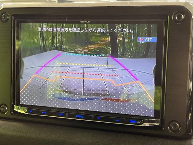 【バックカメラ】駐車時に後方がリアルタイム映像で確認できます。大型商業施設や立体駐車場での駐車時や、夜間のバック時に大活躍！運転スキルに関わらず、今や必須となった装備のひとつです！