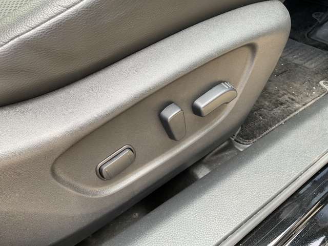 運転席パワーシートスイッチ