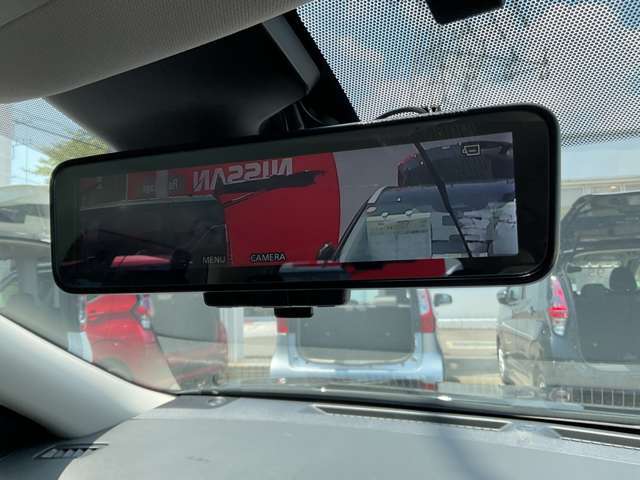 車体の後部にカメラがついていて、その映像がルームミラー内のモニターに表示します。人や荷物などで視界が遮られた時なども確認がしやすいです。