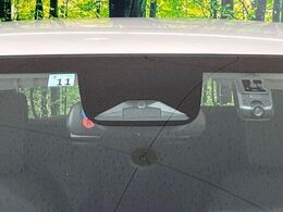 【ホンダセンシング】走行中に前方の車両等を認識し、衝突しそうな時は警報とブレーキで衝突回避と被害軽減をアシスト。より安全にドライブをお楽しみいただけます。