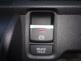 オートブレーキホールド機能付きの電子制御パーキングブレーキです。ブレーキペダルから足を離しても停車状態を保持。アクセルペダルを踏めば保持を解除します。指一本で簡単に操作が出来ます。