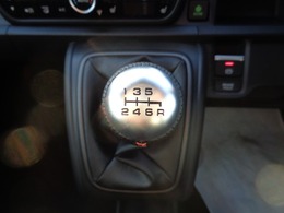 6MT車には、S2000ベースのディンプルレザーを使用した本革巻MTシフトノブを採用し、操る楽しさをいっそう高めています。