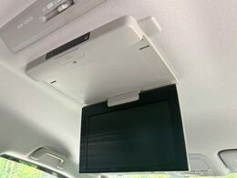 【フリップダウンモニター】大画面モニターで後席でもエンタメをお楽しみいただけます。小さなお子様にも大人気の装備です♪