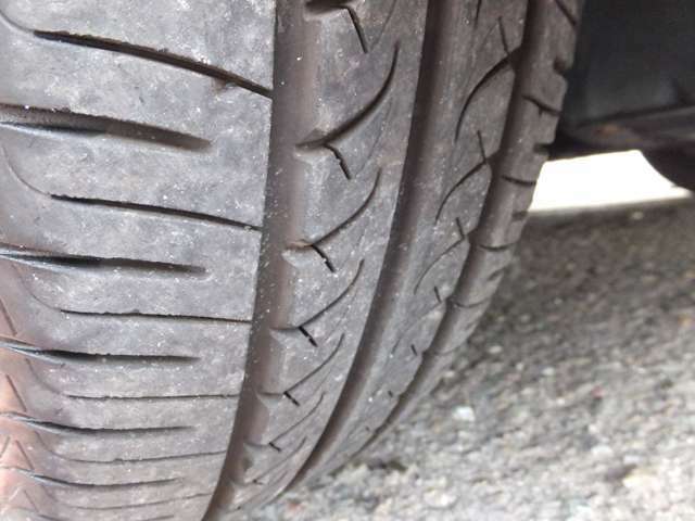 タイヤの溝もまだまだあります。新品タイヤの交換も承ります。