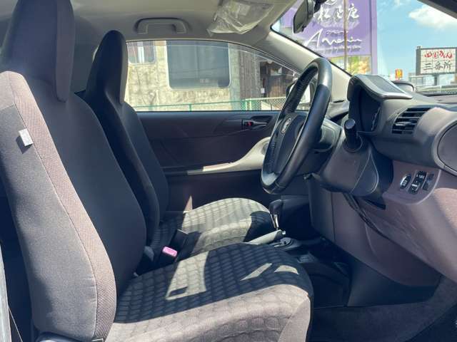 こちらは運転席のシートです。納車前には自社でしっかりクリーニングを行います。また、『除菌やシート撥水コーティング（別途料金）』などの、クリーニングメニューもご用意しております。