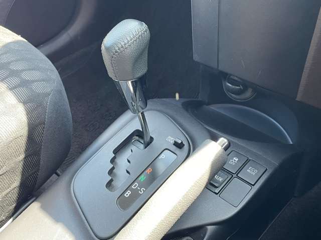 こちらセンターコンソール周りの写真になります。中古車なので、若干のスレ・汚れ等はありますが、概ね問題ない状態です。一度お客様の目でご確認いただければ幸いです！お問い合わせもお待ちしております！