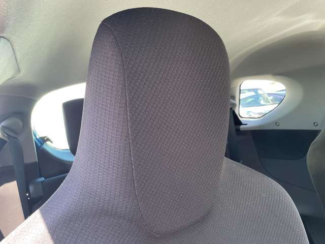 こちらは運転席のシートです。納車前には自社でしっかりクリーニングを行います。また、『除菌やシート撥水コーティング（別途料金）』などの、クリーニングメニューもご用意しております。