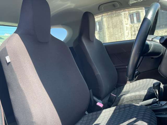 こちらは運転席のシートです。納車前には自社でしっかりクリーニングを行います。また、『除菌やシート撥水コーティング（別途料金）』などの、クリーニングメニューもご用意しております。