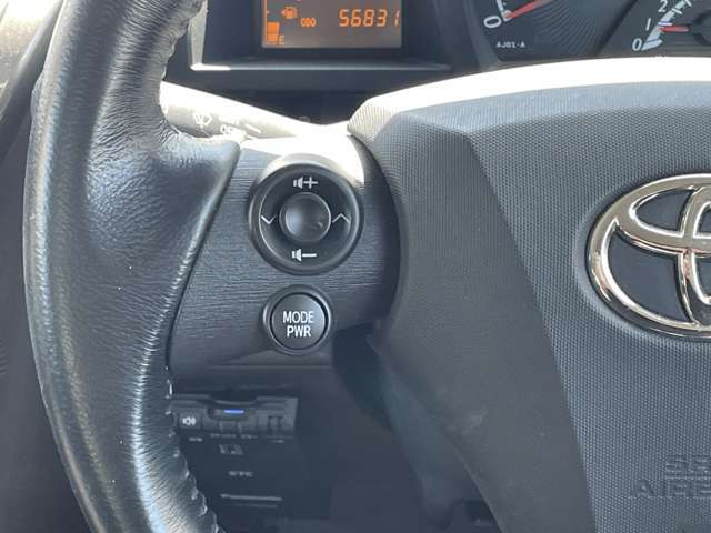 こちら運転席周りの操作部分の写真になります。各部しっかり動作の確認をしておりますので、ご安心だくさい。また、第三者機関の鑑 定書もありますので、そちらも併せて、ご確認いただければ幸いです！