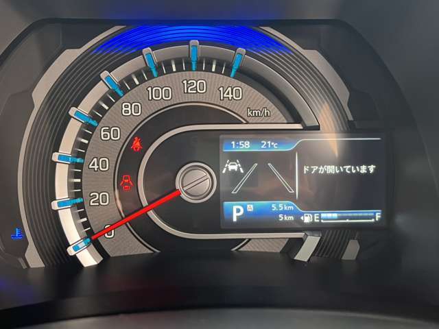 【自動車メーター】メーターは、スピードメーター、エンジン回転計、燃料計、水温計、シフトポジション表示、オドメーターの6つの指示計からなります。加えて、自動車の異常を知らせる警告灯が備わっています！