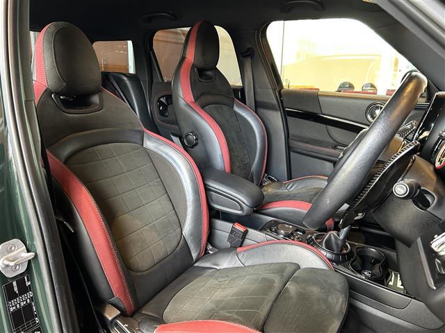 ハーフレザーシート：身体に馴染みやすい革と通気性の良い布を両立させたシートです。