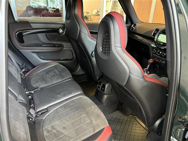 ハーフレザーシート：身体に馴染みやすい革と通気性の良い布を両立させたシートです。