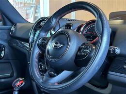 レザーステアリングホイール：手になじみやすいステアリングで左右の機能でナビに触らず、音量調整や切り替えができるので、走行中にとても便利です！