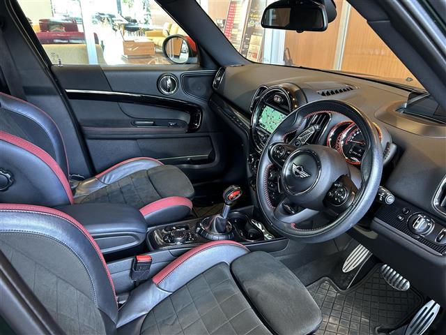 ハーフレザーシート：身体に馴染みやすい革と通気性の良い布を両立させたシートです。