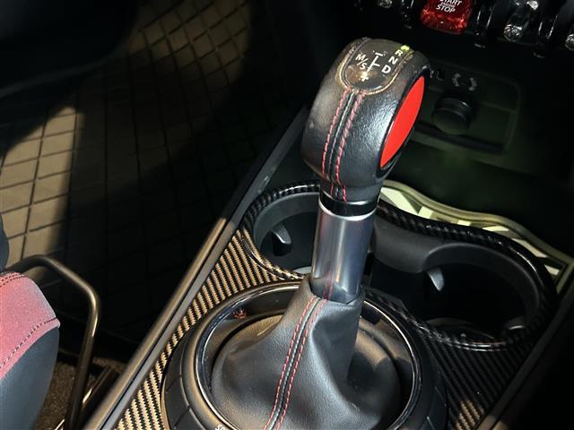MTモード付きAT：通常は自動でおこなわれるギアチェンジをドライバーの操作によって意図的に変えられるシステム。＋や-に動かすだけでシフトチェンジできます。