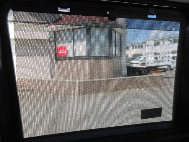 【ロールサンシェイド】夏の強い日差しを遮ります。また、外から見えにくいのでプライバシーも守れます。
