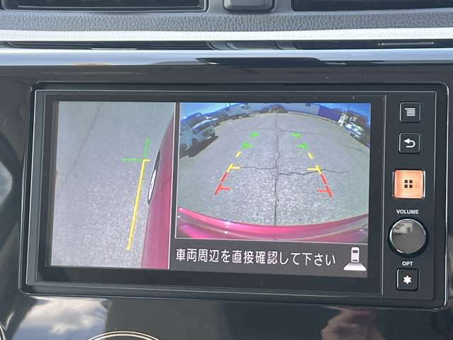 スイッチでサイドカメラへの切替も可能です！路肩駐車が必要な時や、狭い道の走行も、左側を擦る心配が無く安心できます♪