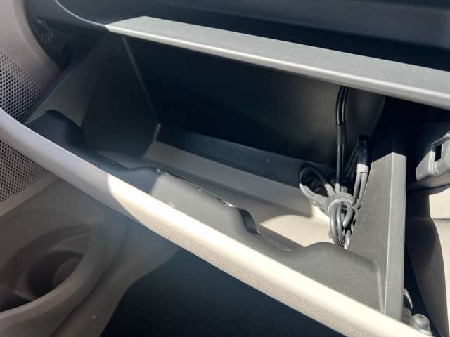 グローブボックスは、車検証入れや小物を収納するのに、十分な広さを確保しています！