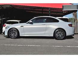 流れるように弧を描くルーフライン、サイドに力強く走るキャラクターラインも大きな魅力です。