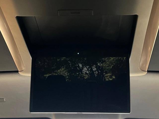 【フリップダウンモニター】大画面モニターで後席でもエンタメをお楽しみいただけます。小さなお子様にも大人気の装備です♪