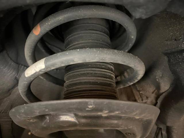 お車を安心してお乗りいただく為には、足回りの定期点検が欠かせません。サービスサポート（有償保証）では無料点検もご提供しており、安心のカーライフをお過ごしいただけるサポート体制が整っています。