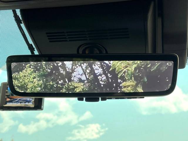 【デジタルインナーミラー】後席の大きな荷物や同乗者で後方が確認しづらい時でも安心！カメラが撮影した車両後方の映像をルームミラー内に表示。クリアな視界で状況の確認が可能です！