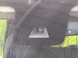 【三菱e-Assist】走行中に前方の車両等を認識し、衝突しそうな時は警報とブレーキで衝突回避と被害軽減をアシスト。より安全にドライブをお楽しみいただけます。