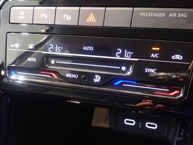 2ゾーンフルオートエアコンを装備。運転席と助手席、それぞれ独立して温度の設定ができます。