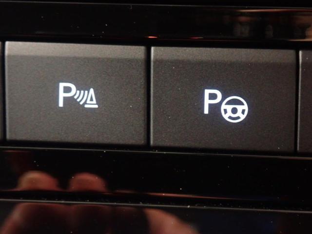 縦列駐車後退駐車時に、ステアリング操作を自動で行い駐車をサポートする”Park Assist”を装備しています。