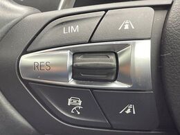 ●レーダークルーズコントロール：前の車との車間距離を一定にとりつつ、一定速度で自動走行してくれる次世代のクルーズコントロール！主に高速道路や自動車専用道路で使用する便利な機能です！