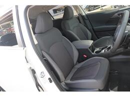 人体構造にまで踏み込んだ医学的アプローチでシートを新設計。ロングドライブを快適に過ごせる乗り心地を実現しています。