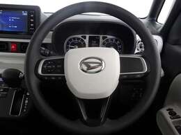 快適な操作性の運転席です。ハンドルも綺麗に清掃済みです。