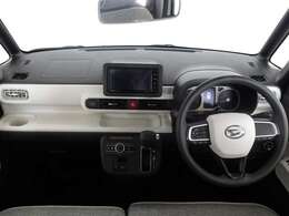 シンプルな運転席周りですね。乗っていて落ち着けるデザインです。運転視界も広々！