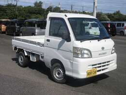 運転席側です。フロントバンパーに軽い傷・フロントドアに大きめの凹みがあります。全体的に使用に伴う傷があります。気になる箇所などございましたらお気軽にお問い合わせ下さい！