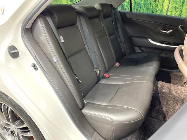 後部座席も気になるようなキズ・汚れやへたり等、大きなダメージはなく、良好な状態です。