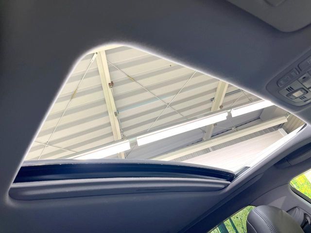 【サンルーフ】開放感たっぷりの希少装備、サンルーフが装着されています！車内に明かりを取り入れたり景色を楽しむ以外にも、車内の空気も簡単に換気できて快適です！